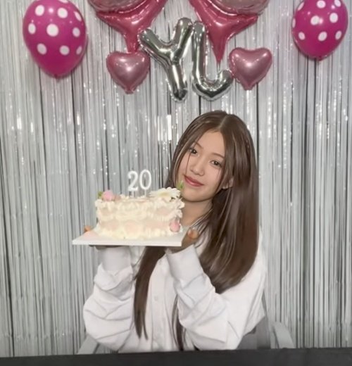 the cake is pretty but jiyoon is prettier