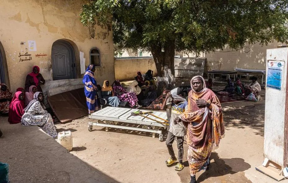 MSF_Espana's tweet photo. 📣 16 organizaciones pedimos al Gobierno @desdelamoncloa que elimine la imposición de un visado de tránsito a personas procedentes de Sudán y Chad.

Esta decisión afecta gravemente a las personas que huyen de la guerra en Sudán.

#HablemosdeSudán

🔗 https://t.co/W3ICdzWnGQ https://t.co/rXxBf0uS3w
