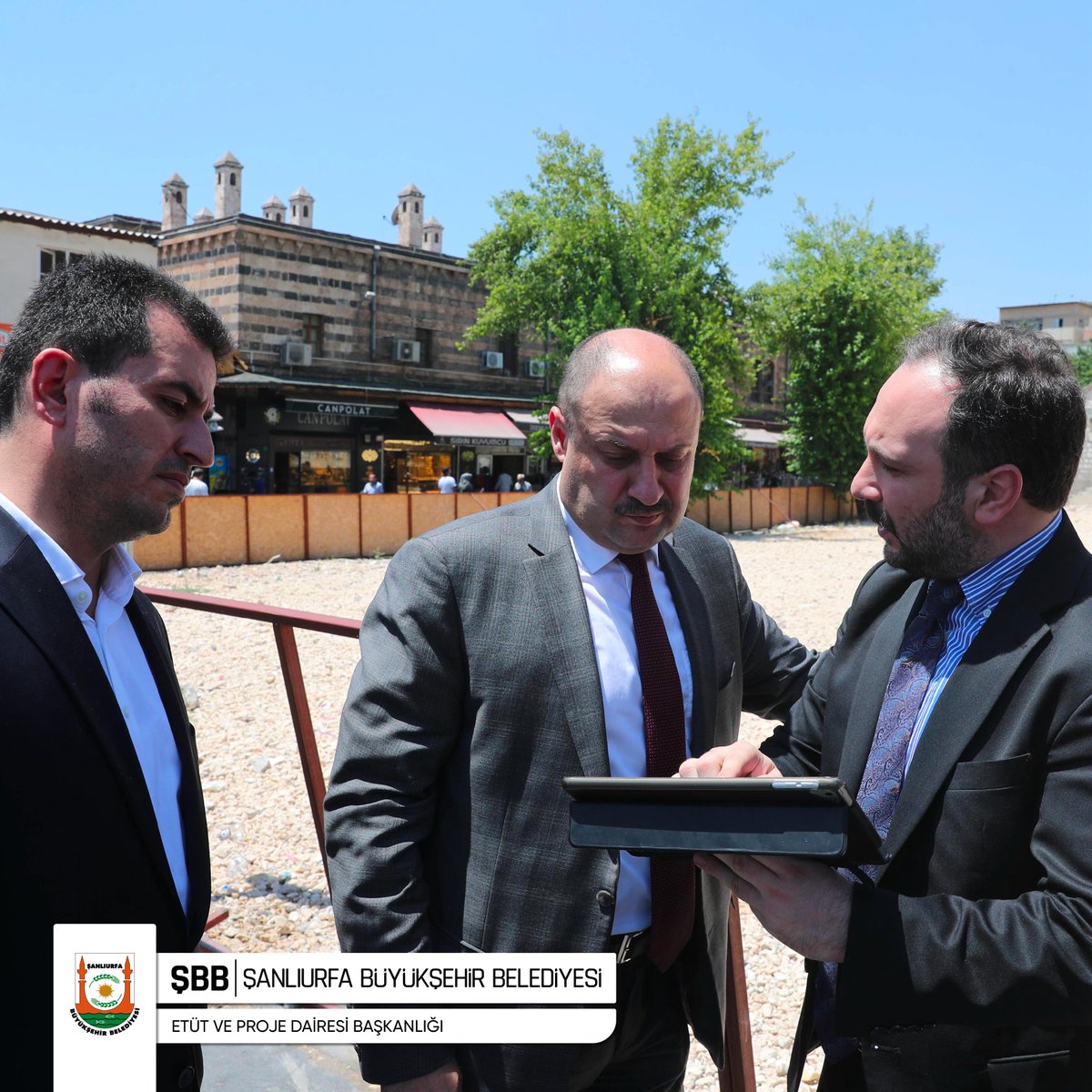 sanliurfabld's tweet photo. Şanlıurfa Büyükşehir Belediye Başkanımız Mehmet Kasım Gülpınar, Genel Sekreter Yardımcımız Osman Bilden ve Etüt Proje Dairesi Başkanı Raşit Dedeoğlu ile birlikte Haşimiye Meydanı projesinde incelemelerde bulundu. Başkan Gülpınar, hemşehrilerimizin talepleri doğrultusunda projede revizyonlara gitti. 

Revizesi yapılan ve Koruma Kurulu tarafından onaylanan Haşimiye Meydan Projesi'nin yakın bir zamanda ihale süreci başlayacaktır. 

Şanlıurfa için çalışmaya, sizlerin istekleri doğrultusunda projeler üretmeye devam ediyoruz!