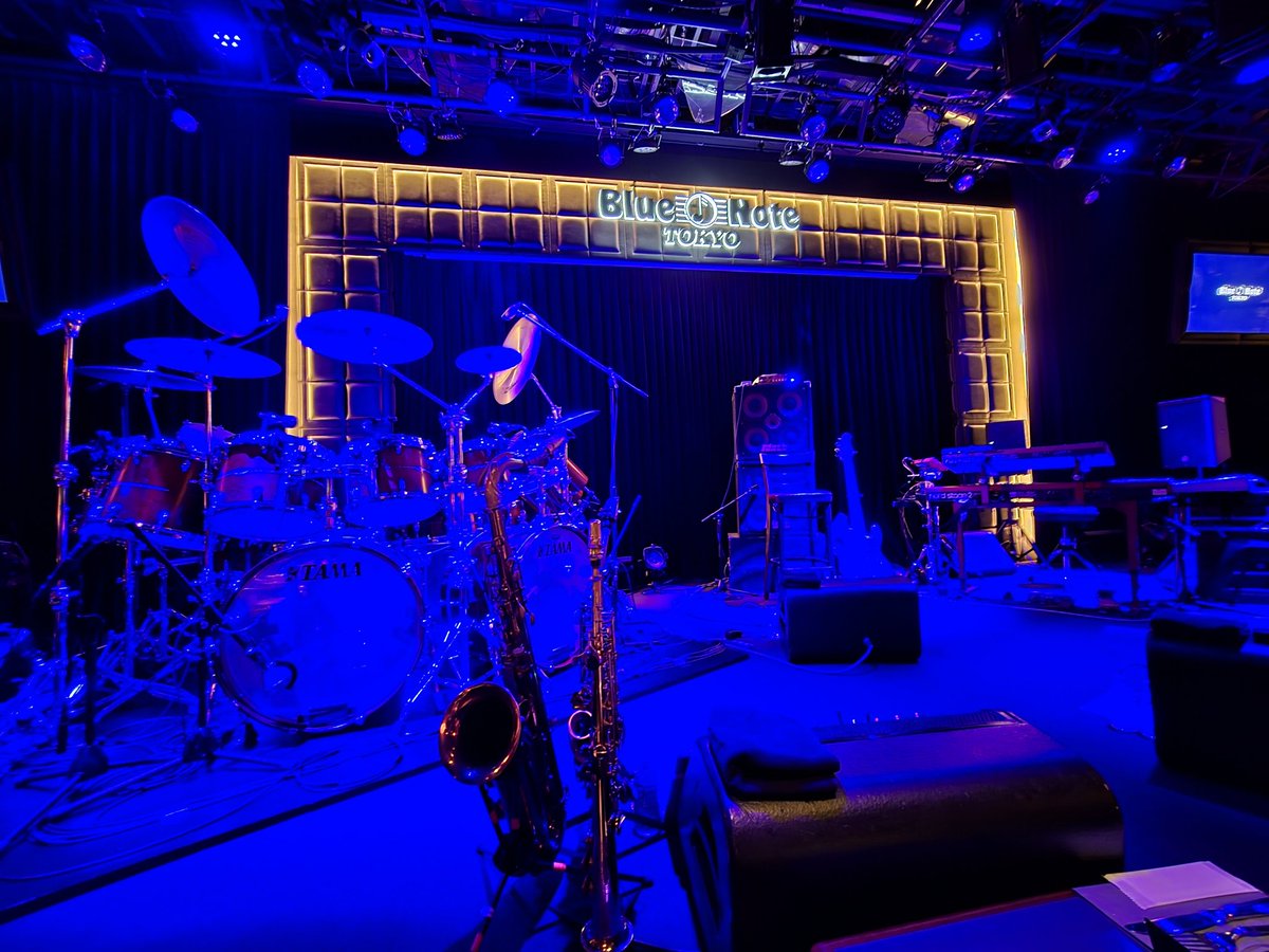 Izumih0705's tweet photo. 今日は1stでProtocol IIから"Moments Of Fortune"、2ndでIIIから"Narmada"とか、昔の曲も演ってくれて、めっちゃ嬉しかった!!👍🎶😍😭 残りの2日もめいっぱい楽しみます!!❤
#SimonPhillips #ProtocolV #OtmaroRuiz #ErnestTibbs #JacobScesney #AlexSill #BlueNoteTokyo #Day1 https://t.co/sJ0eSXvija