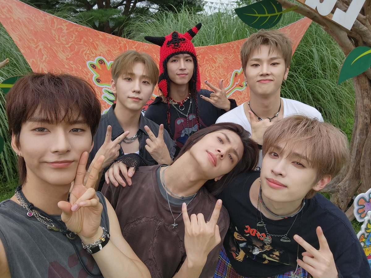 XH_official's tweet photo. [ #Xtra_Scenes ]

단짠 가득한 무대 🍫🧂
함께 즐겨주신 분들 모두 감사해요 💘

#XdinaryHeroes #엑스디너리히어로즈
#WE_ARE_ALL_HEROES
#LuckyFes https://t.co/xawHSsCtZS