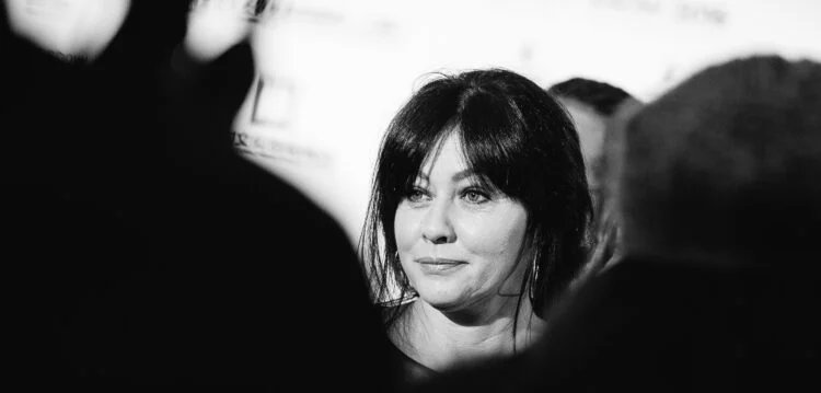 cgtvoff's tweet photo. 🖤 Urgent - L'actrice Shannen Doherty est morte à l'âge de 53 ans ce 14 juillet. 

L'actrice, révélée par La petite maison dans la prairie très jeune, puis par Our House, Beverly Hills 90210 et Charmed, se battait depuis neuf ans contre le cancer du sein.

En novembre dernier, elle avait révélé que son cancer s'était métastasé, et propagé aux os. Elle souffrait également de la maladie de Crohn.
