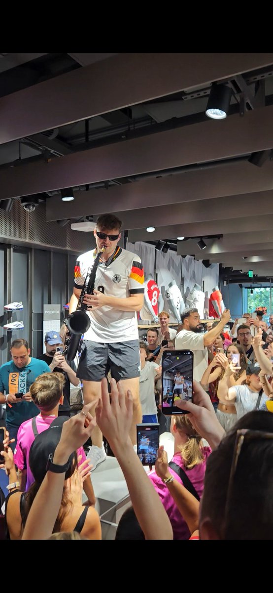 Das Ordnungsamt untersagt Auftritt von Andre Schnura in der Tauentzienstraße wenige Sekunden vor dem geplanten Start um 14:00 Uhr. 
<a href="/adidas/">adidas</a> denkt sich: "Dann feiern wir die Party halt bei uns im Store!"🔥
Typisch deutsche Bürokratie, typisch geile Adidas Aktion!
#EURO2024 #ESPENG