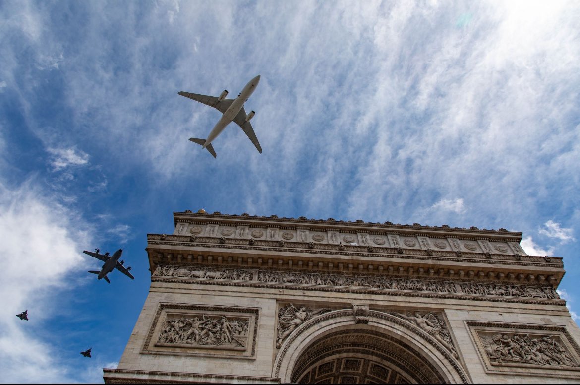 🇫🇷 Bonne fête nationale à tous mes compatriotes français.

✈️Chez Airbus, nous sommes très fiers de soutenir les forces armées françaises avec nos avions #A400M et #A330MRTT, nos hélicoptères, nos satellites et notre technologie, au bien-être de tous les Français et Européens.