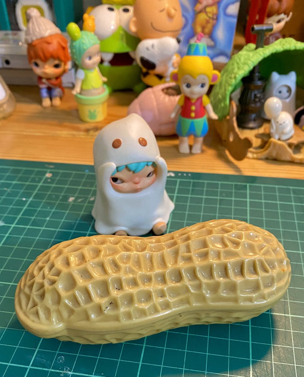 waduhdit's tweet image. Seru banget hunting trinkets di pasar kangen Jogja! Aku hoki nemu kacang-kacangan ini HAHAHA awalnya aku beli di seller yang jual individual fake peanut, trus keliling bentar nemu yang jual case kacang!!! WONDERFUL!! Total ini semua 40k. Aku gak nawar 😂 #mensupportmen