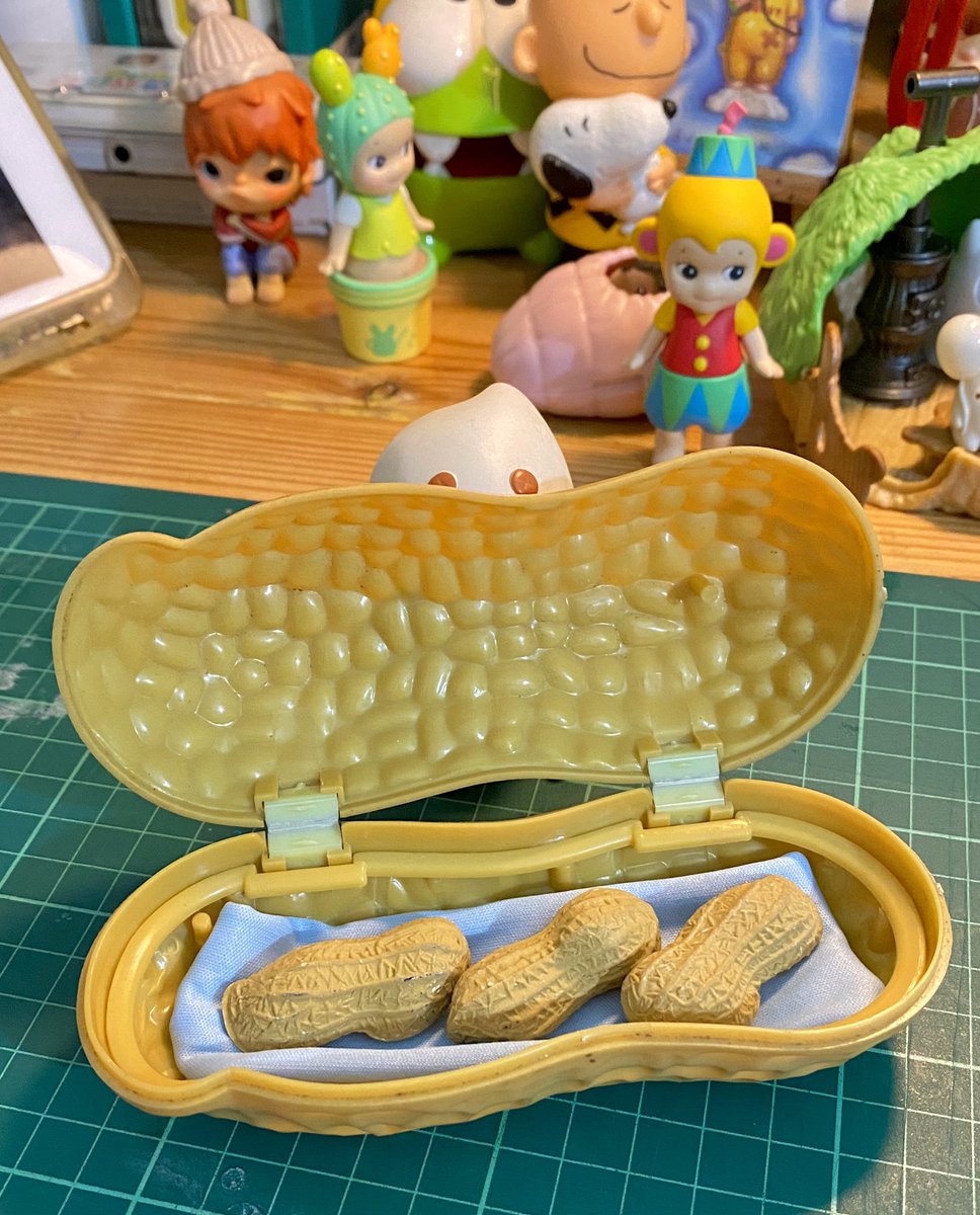 waduhdit's tweet image. Seru banget hunting trinkets di pasar kangen Jogja! Aku hoki nemu kacang-kacangan ini HAHAHA awalnya aku beli di seller yang jual individual fake peanut, trus keliling bentar nemu yang jual case kacang!!! WONDERFUL!! Total ini semua 40k. Aku gak nawar 😂 #mensupportmen