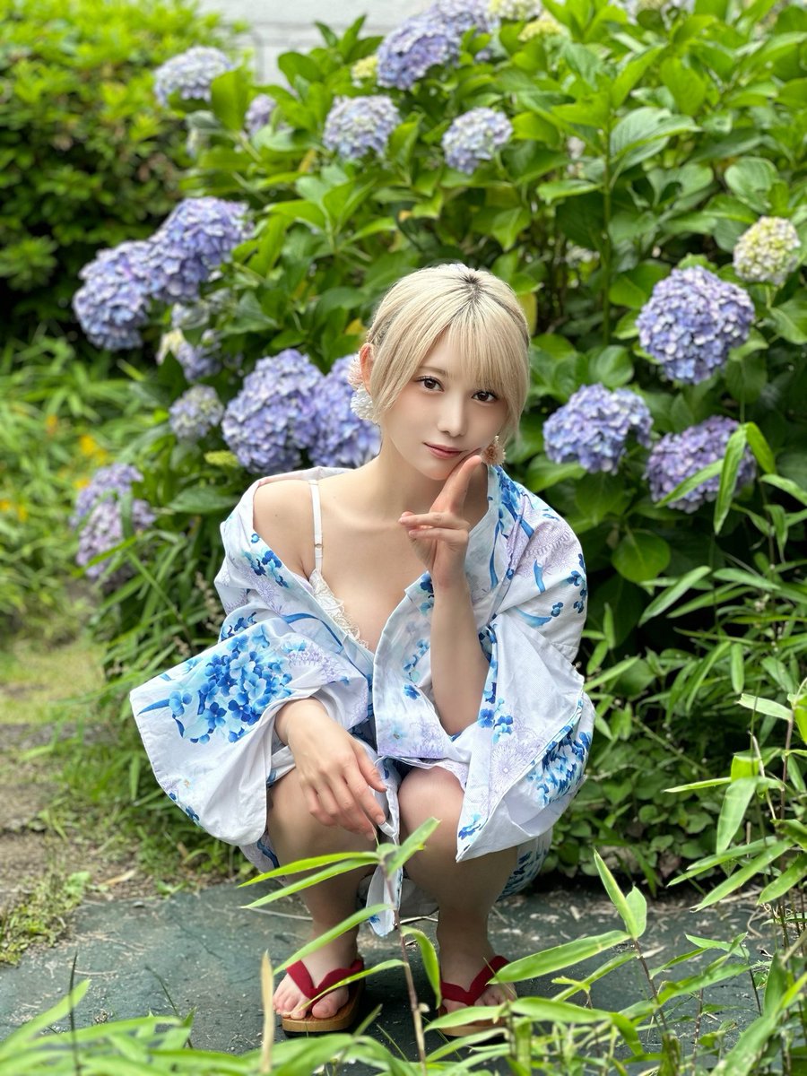 この衣装が収録されている 『篠崎こころ生誕2024』 写真集やグッズの