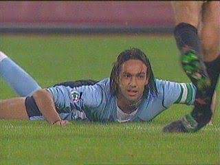 SerieA_Lawas's tweet photo. Siapa yg bisa bikin Alessandro Nesta terkapar seperti ini?? https://t.co/Ooztm1Y104