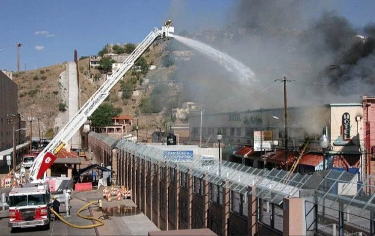 WolfofX's tweet photo. 14. Firefighters in Arizona putting out a fire in Mexico over the border, 2012 https://t.co/Gt1Qs8X6ju