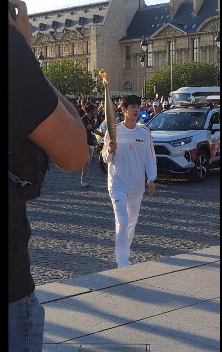 F4IRYS1NA's tweet photo. HE IS BACK #JINXOLYMPICS https://t.co/4kRpm0uXxA