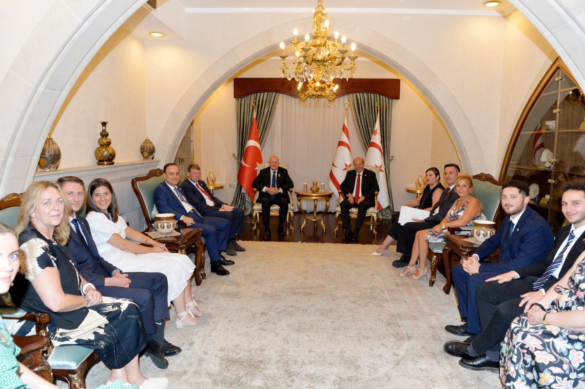 turkishcyprus's tweet photo. El presidente Tatar recibió a Iain Duncan Smith, antiguo líder del Partido Conservador y Diputado británico, quién visitó #ChipreDelNorte para valorar el establecimiento de vuelos directos entre el país mediterráneo y #ReinoUnido
#KKTC #RTNC #NorthernCyprus #TurkishCyprus https://t.co/1FaJJQuCw0