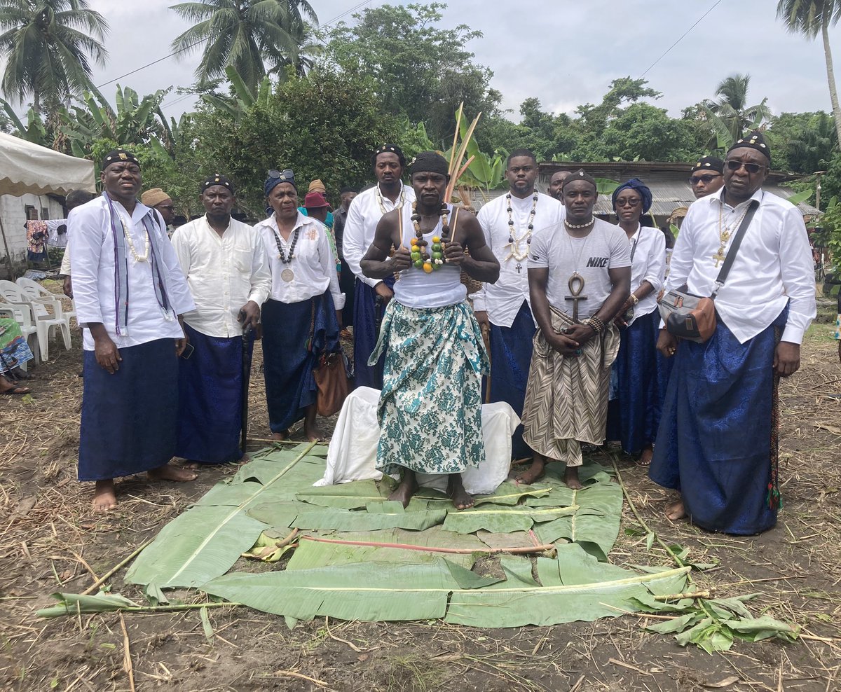 Mpodol_237's tweet photo. Heureux d’avoir retrouvé la Terre-Mère ce dimanche, pour accompagner notre Frère qui a officiellement été installé comme premier notable de la Communauté - Jébalè I.
Gloire et Bénédiction aux BABÔK dans la Puissance de leur Amour et leur Infinie Sagesse.
#JEBALE https://t.co/qGCCNdkZBz