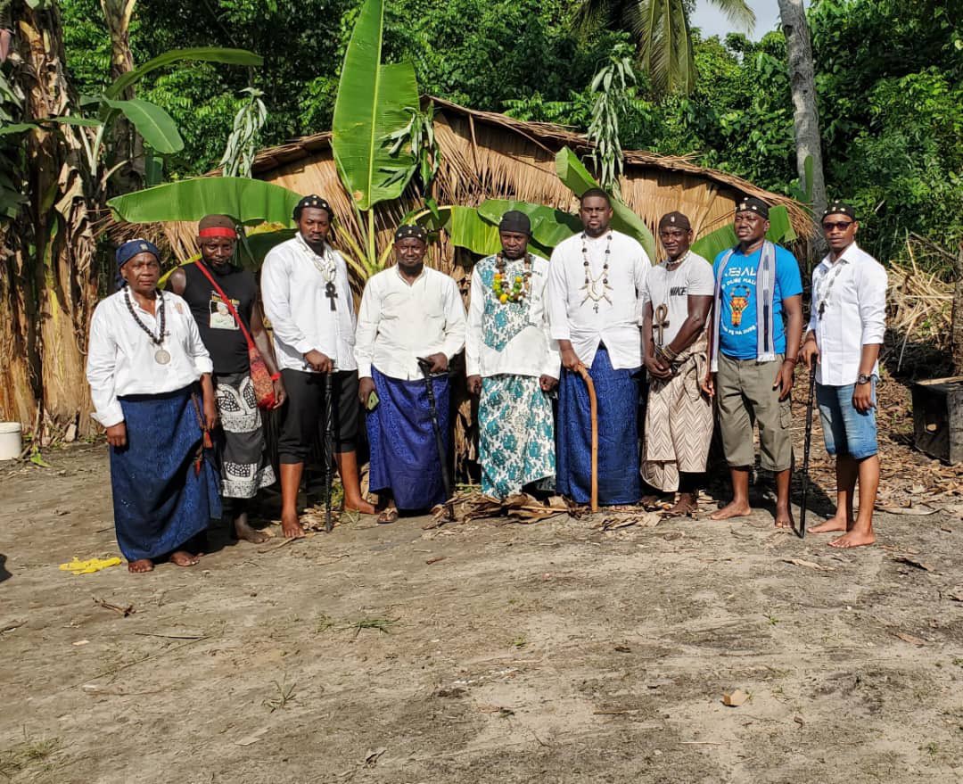 Mpodol_237's tweet photo. Heureux d’avoir retrouvé la Terre-Mère ce dimanche, pour accompagner notre Frère qui a officiellement été installé comme premier notable de la Communauté - Jébalè I.
Gloire et Bénédiction aux BABÔK dans la Puissance de leur Amour et leur Infinie Sagesse.
#JEBALE https://t.co/qGCCNdkZBz