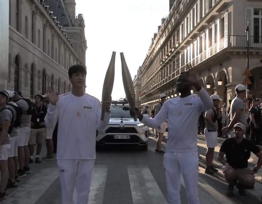RadioBTSMexico's tweet photo. 🔥🏆 JUEGOS OLÍMPICOS 2024
 ETAPA 57, PARÍS, DÍA 1 

RELEVO DE LA ANTORCHA OLÍMPICA 
Continúa su rumbo hacia el Museo de Louvre donde #JIN integrante de @BTS_twt fue el relevo que avanzó hasta el Centre Pompidou. 

OLYMPIC TORCHBEARER JIN
PRIDE OF KOREA JIN
JIN AT PARIS OLYMPICS https://t.co/FN9stwZIyN