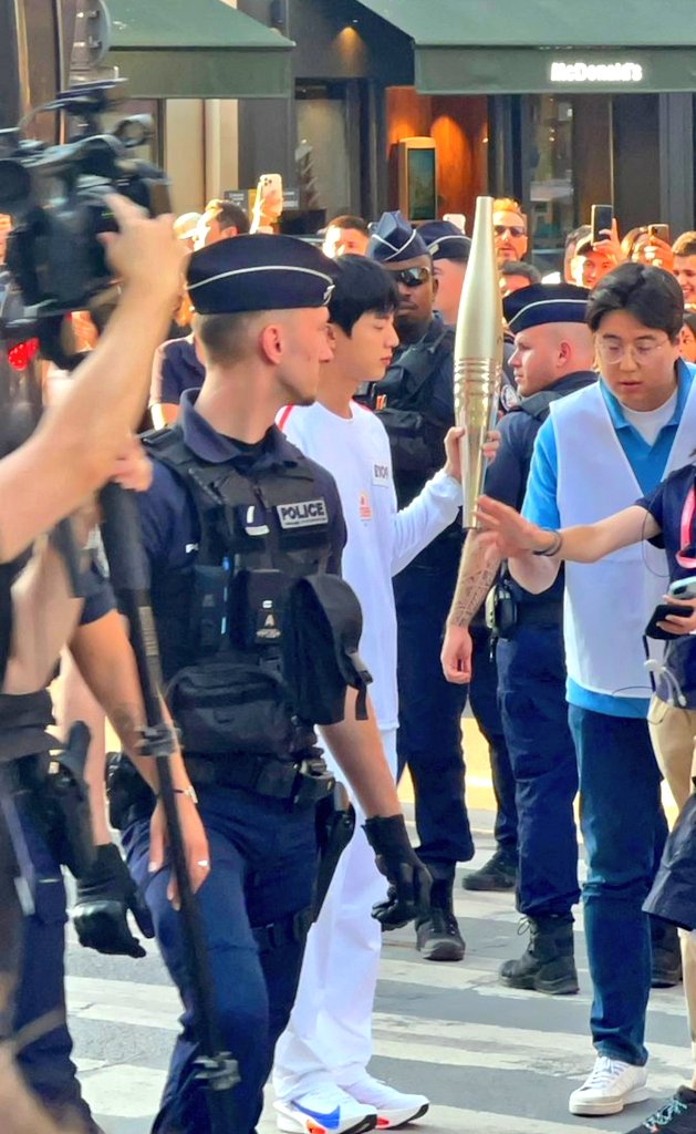 argentina_ce's tweet photo. Armyy📣📣 Hilo de imágenes de #JIN llevando la antorcha para los juegos Olímpicos 2024🔥👇👇 hermosoo

OLYMPIC TORCHBEARER JIN
PRIDE OF KOREA JIN
JIN AT PARIS OLYMPICS
#bts #seokjin #KimSeokjin https://t.co/2OZIZASzfp