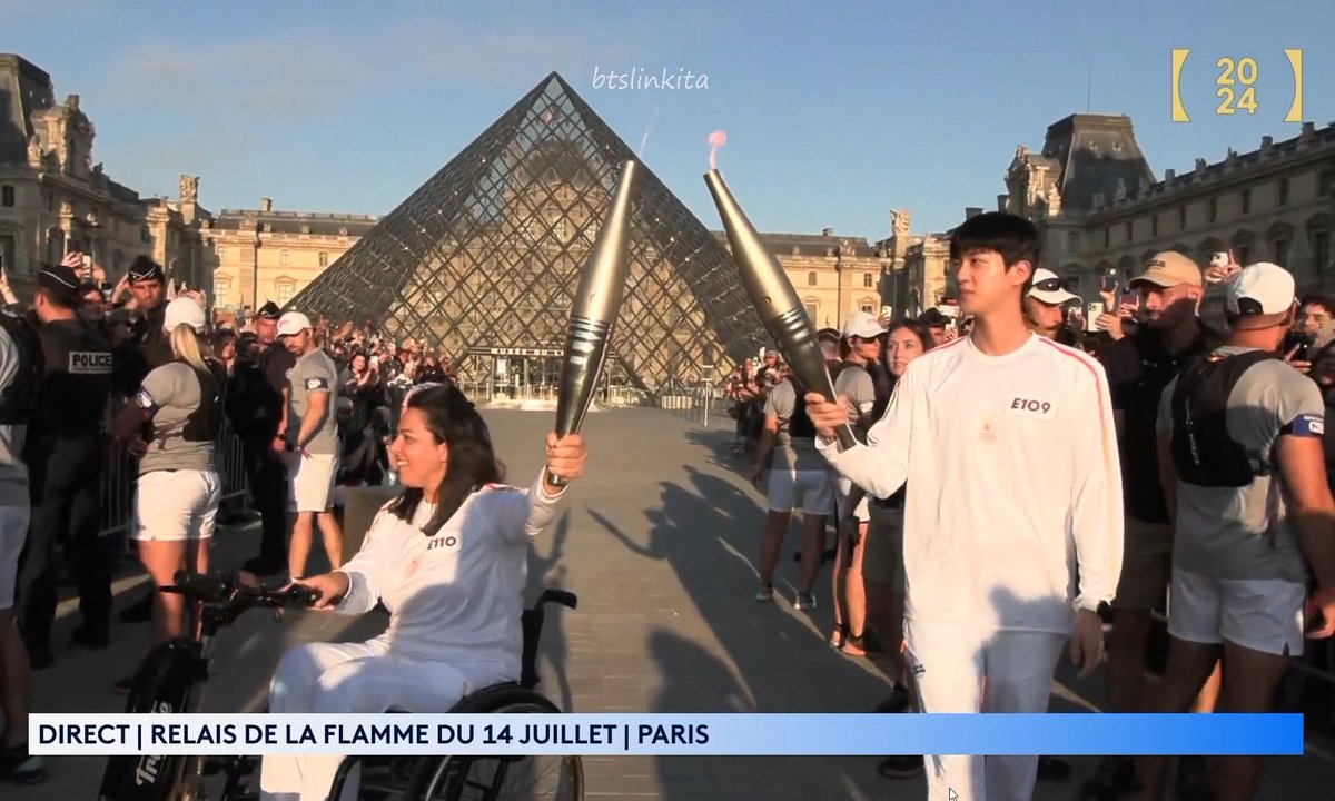 argentina_ce's tweet photo. Armyy📣📣 Hilo de imágenes de #JIN llevando la antorcha para los juegos Olímpicos 2024🔥👇👇 hermosoo

OLYMPIC TORCHBEARER JIN
PRIDE OF KOREA JIN
JIN AT PARIS OLYMPICS
#bts #seokjin #KimSeokjin https://t.co/2OZIZASzfp