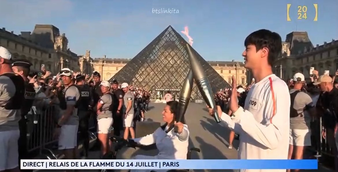 jnfication's tweet photo. — #JIN ya culminó su recorrido con la antorcha, fueron unos minutos increíbles, pudimos ver a nuestro chico hacer historia, es nuestro mayor orgullo. 🎀

JINLYMPICS
JIN CARRIES THE FLAME
OLYMPIC TORCHBEARER JIN
PRIDE OF KOREA JIN
JIN AT PARIS OLYMPICS
#JinxOlympics2024 https://t.co/99vo9CUT7U