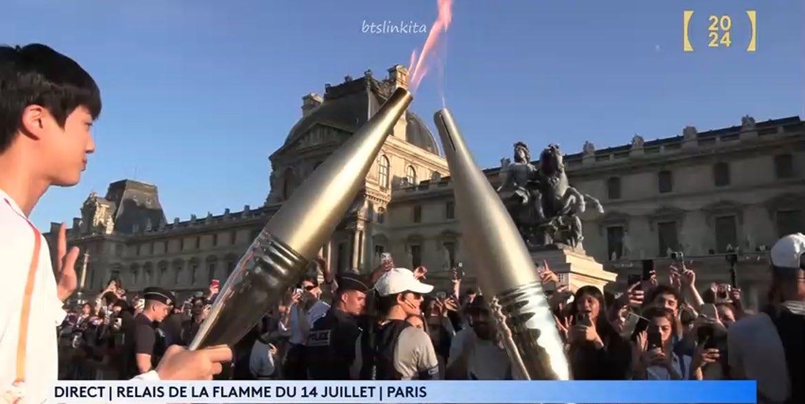 jnfication's tweet photo. — #JIN ya culminó su recorrido con la antorcha, fueron unos minutos increíbles, pudimos ver a nuestro chico hacer historia, es nuestro mayor orgullo. 🎀

JINLYMPICS
JIN CARRIES THE FLAME
OLYMPIC TORCHBEARER JIN
PRIDE OF KOREA JIN
JIN AT PARIS OLYMPICS
#JinxOlympics2024 https://t.co/99vo9CUT7U
