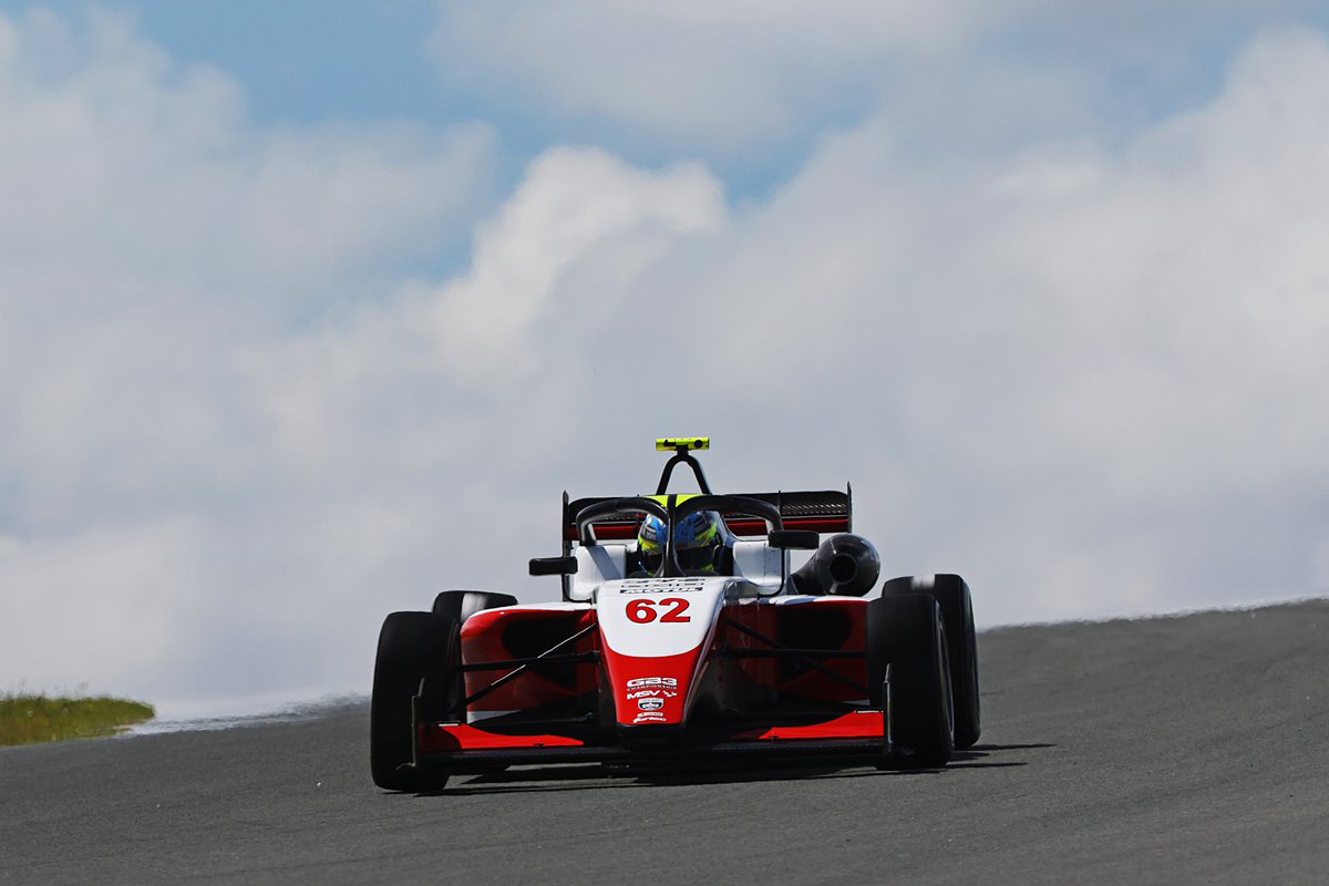 ColinQueen111's tweet photo. Another crazy race 💥

Somehow we got through it all and came home ninth but it got close out there on the banking! 🤐

#CQ62 I #GB3 I @FortecM https://t.co/vwsi3aGRvU