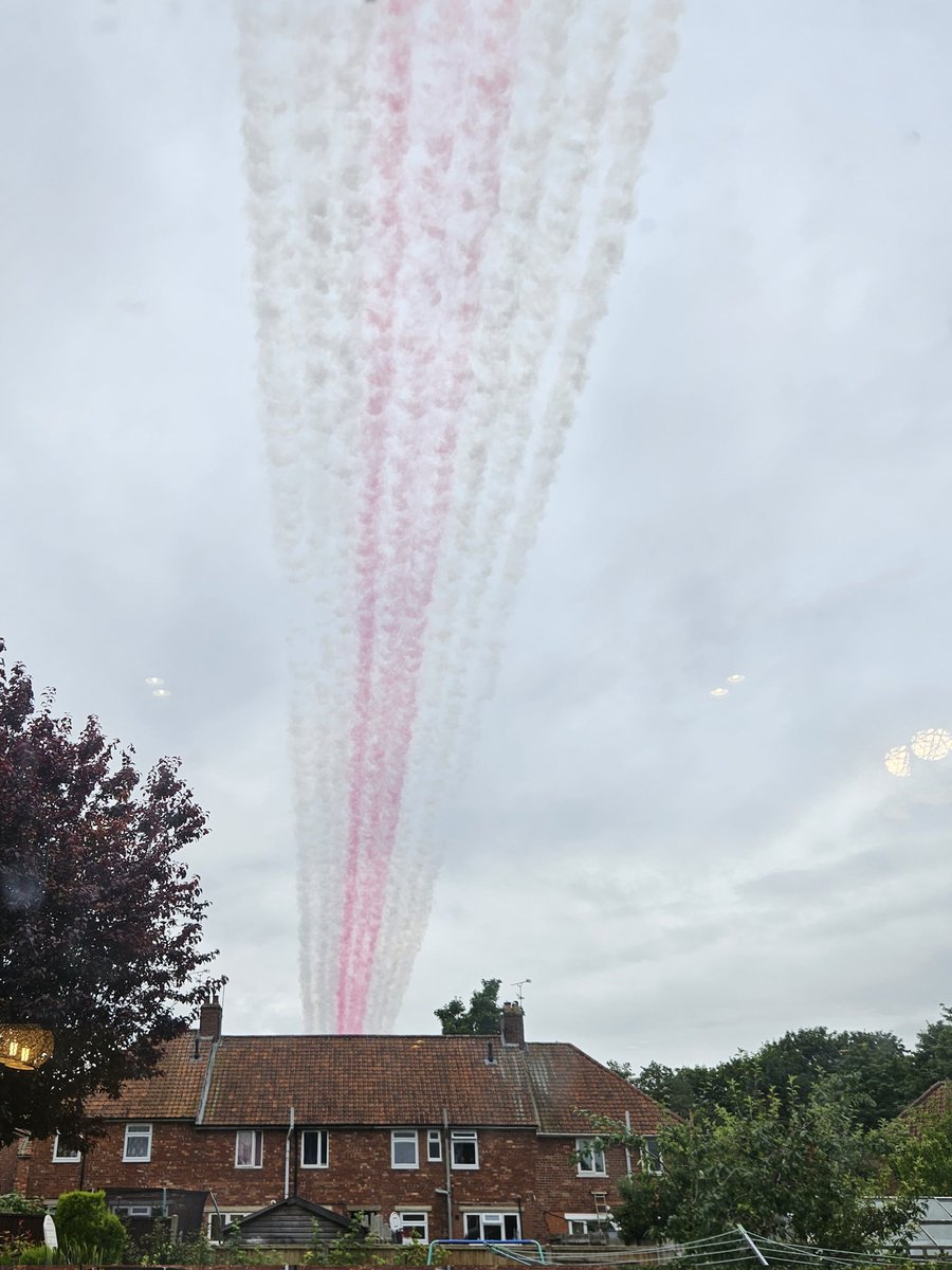 andyimpsimmons's tweet photo. Well the Red Arrows seem to think It's Coming Home! https://t.co/aLNwvpSM5u