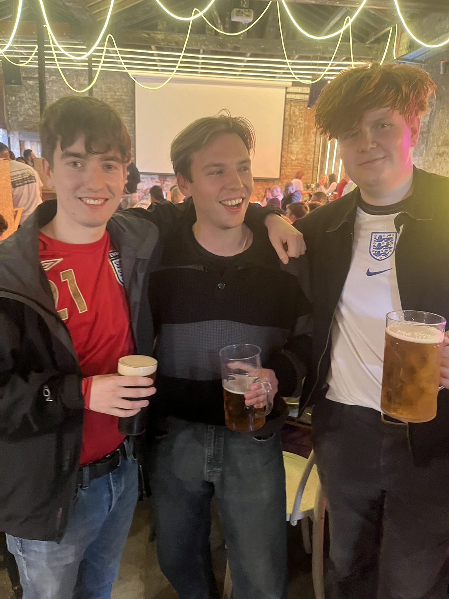 Stanleysband_'s tweet photo. Wishing @England the best of luck tonight 🏴󠁧󠁢󠁥󠁮󠁧󠁿 ❤️ https://t.co/MmFkD8w1X8
