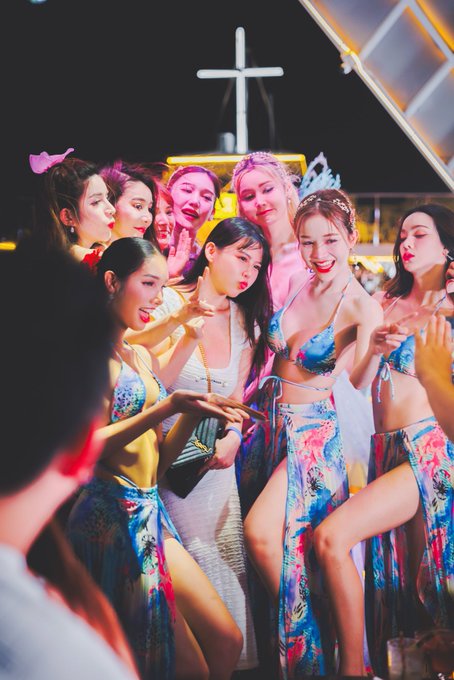 猜猜我在哪😳 https://t.co/KPsUhGvy8c<a href="/tag/%E5%80%AA%E5%A8%9C"class="tags"><span>#倪娜</span></a><a href="/tag/%E5%B4%A9%E5%A3%9E%E7%9A%84%E8%8B%B1%E6%96%87%E8%80%81%E5%B8%AB"class="tags"><span>#崩壞的英文老師</span></a>