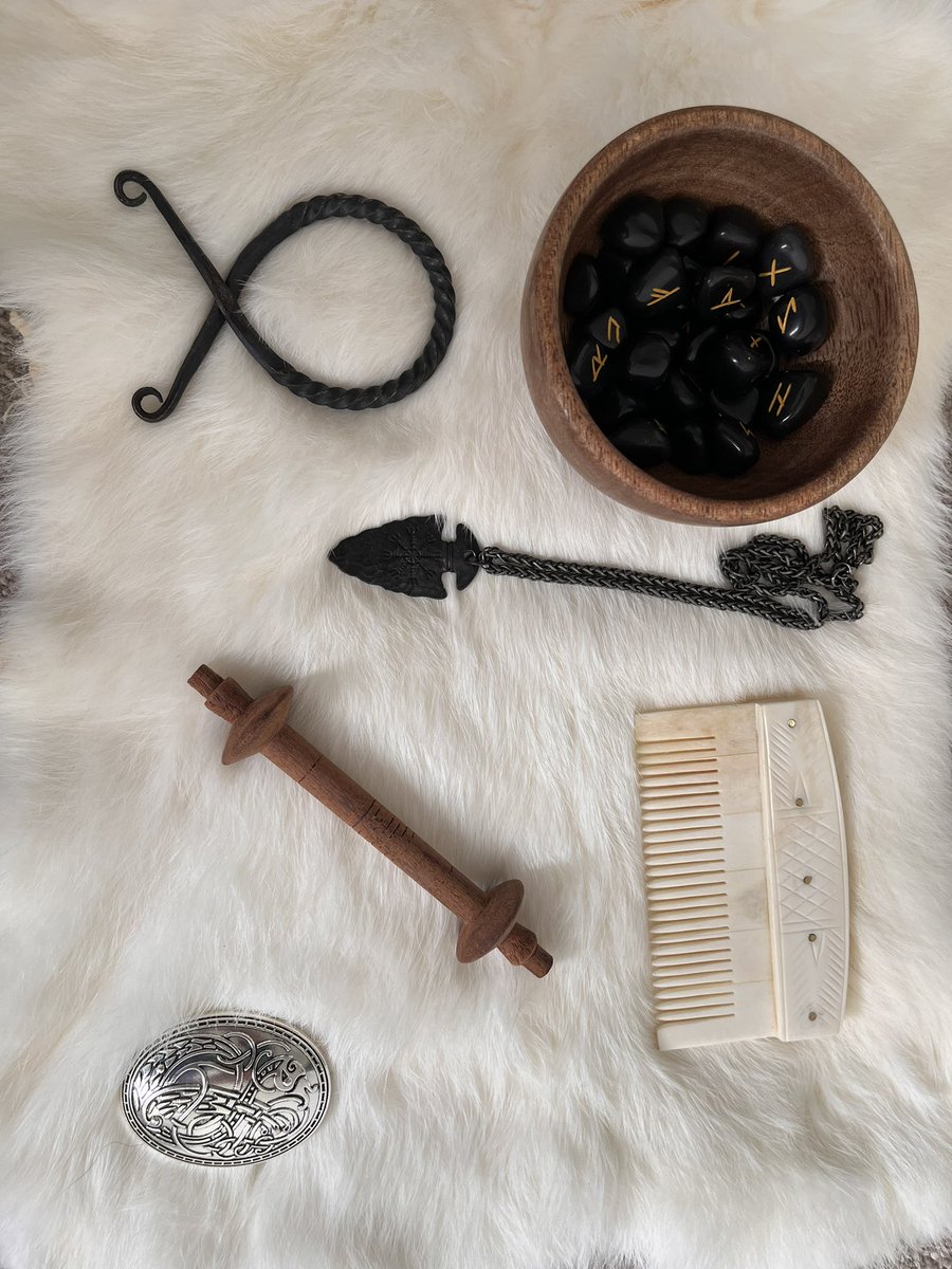 TheHistoryPgnd's tweet photo. There is still availability for Viking workshops in the autumn term. Excellent value for money. Let your pupils experience a wide range of weaponry and artefacts! Email info@thehistoryplayground.co.uk https://t.co/NGJO6PYOhs
