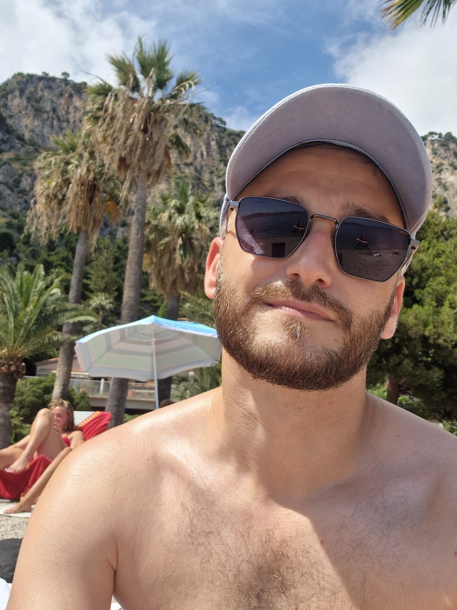 On profite de la plage
#LGBTQIANationalHoliday