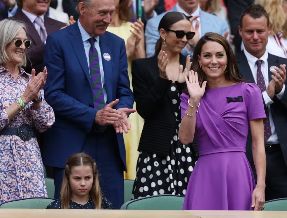 dB35419845's tweet photo. how many commoners in one place!
#charlotte #katemiddleton #futureking #England #Trump https://t.co/D3rbKVCVX5