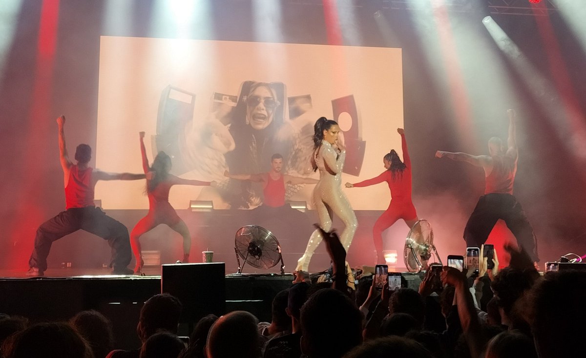 Anoche vi a Chanel en directo por primera vez realmente tiene un show muy chulo, una reina disfrutona ✨