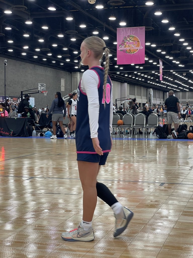 Standout_Prep's tweet photo. During the Run for Roses we had some great performances and one being our “Breakout Player” of the tournament Hadlee Davis 2028 PG playing with the 17’s and starting. Made some big shots and plays. #StandoutPrep💪🏽🏀 https://t.co/uYKPA1LDzc