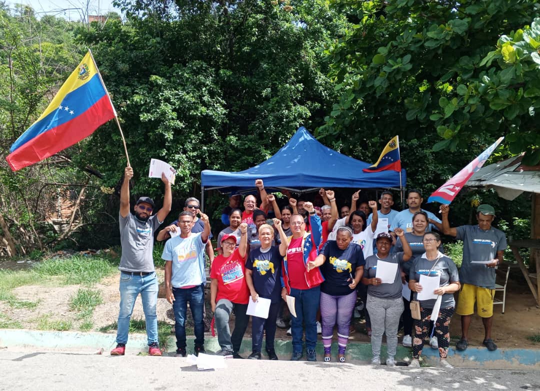 #GuarenasPSUV y su militancia está en acción y movilizada en las calles con la vista puesta en el triunfo del #28Jul <a href="/NicolasMaduro/">Nicolás Maduro</a> #ElGalloPintoPresidente #VenezuelaUnidaAvanza
<a href="/dcabellor/">Diosdado Cabello R</a> <a href="/PartidoPSUV/">PSUV</a> <a href="/PsuvMirandaVE/">Psuv Miranda</a> <a href="/pinfantea/">Pedro Infante A.</a> <a href="/jorgerpsuv/">Jorge Rodríguez</a> <a href="/orlandoblancob/">Orlando Blanco</a> <a href="/HectoRodriguez/">Héctor Rodríguez C.</a>