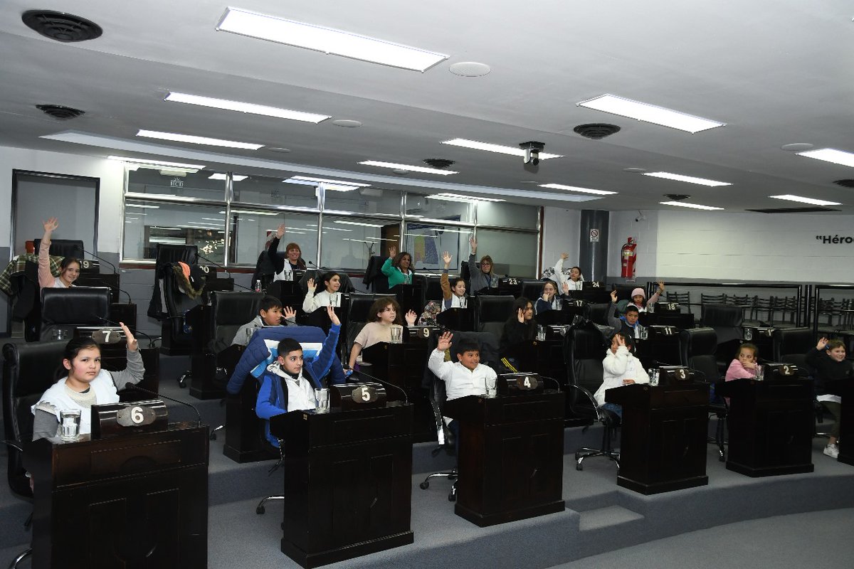 En el cierre de la primera etapa de “Estudiantes al HCD”, que vuelve después del receso escolar, el presidente del HCD Fabio Baez, recibió a tres escuelas del distrito: San Felipe Benizi de Quilmes Oeste, Instituto Madre Teresa de Barrio La Paz y EP N° 69 de Ezpeleta.