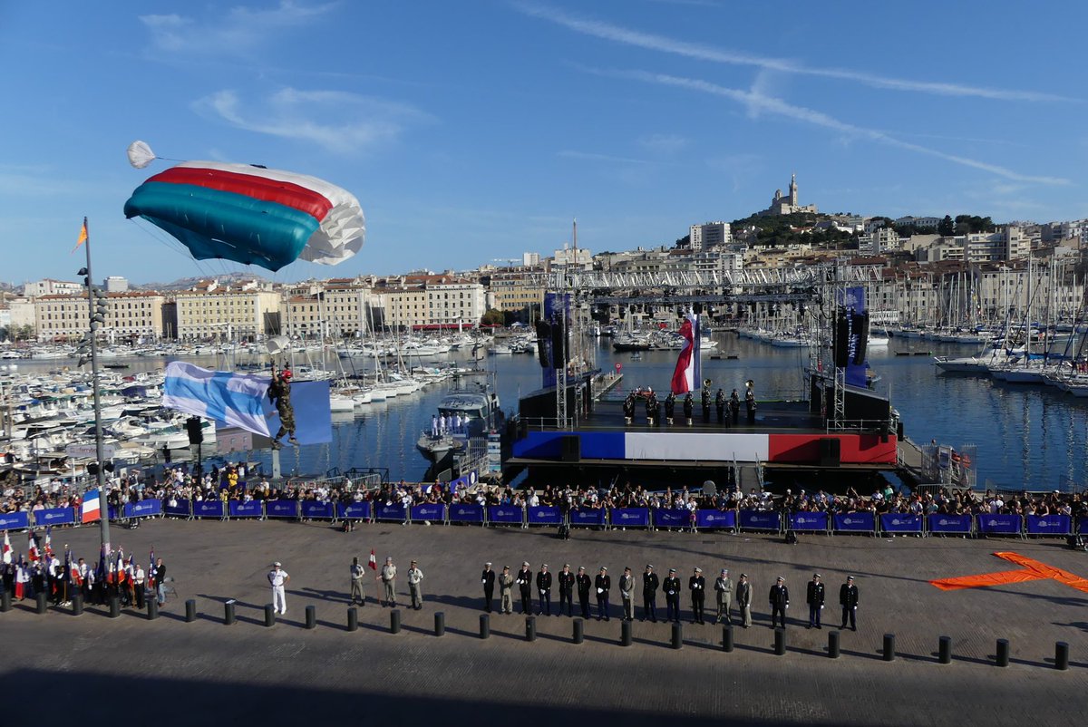 prefpolice13's tweet photo. 🇫🇷14 juillet à Marseille. 
🔵Policiers et gendarmes du département défilent aujourd’hui sur le Vieux-Port aux côtés des sapeurs-pompiers, militaires, policiers municipaux et agents de l’administration pénitentiaire.

Rendre hommage à ceux qui, ensemble, nous protègent. https://t.co/fkSBR1bBBA
