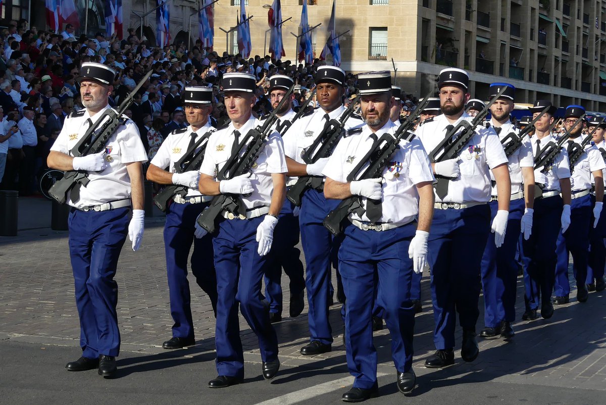 prefpolice13's tweet photo. 🇫🇷14 juillet à Marseille. 
🔵Policiers et gendarmes du département défilent aujourd’hui sur le Vieux-Port aux côtés des sapeurs-pompiers, militaires, policiers municipaux et agents de l’administration pénitentiaire.

Rendre hommage à ceux qui, ensemble, nous protègent. https://t.co/fkSBR1bBBA