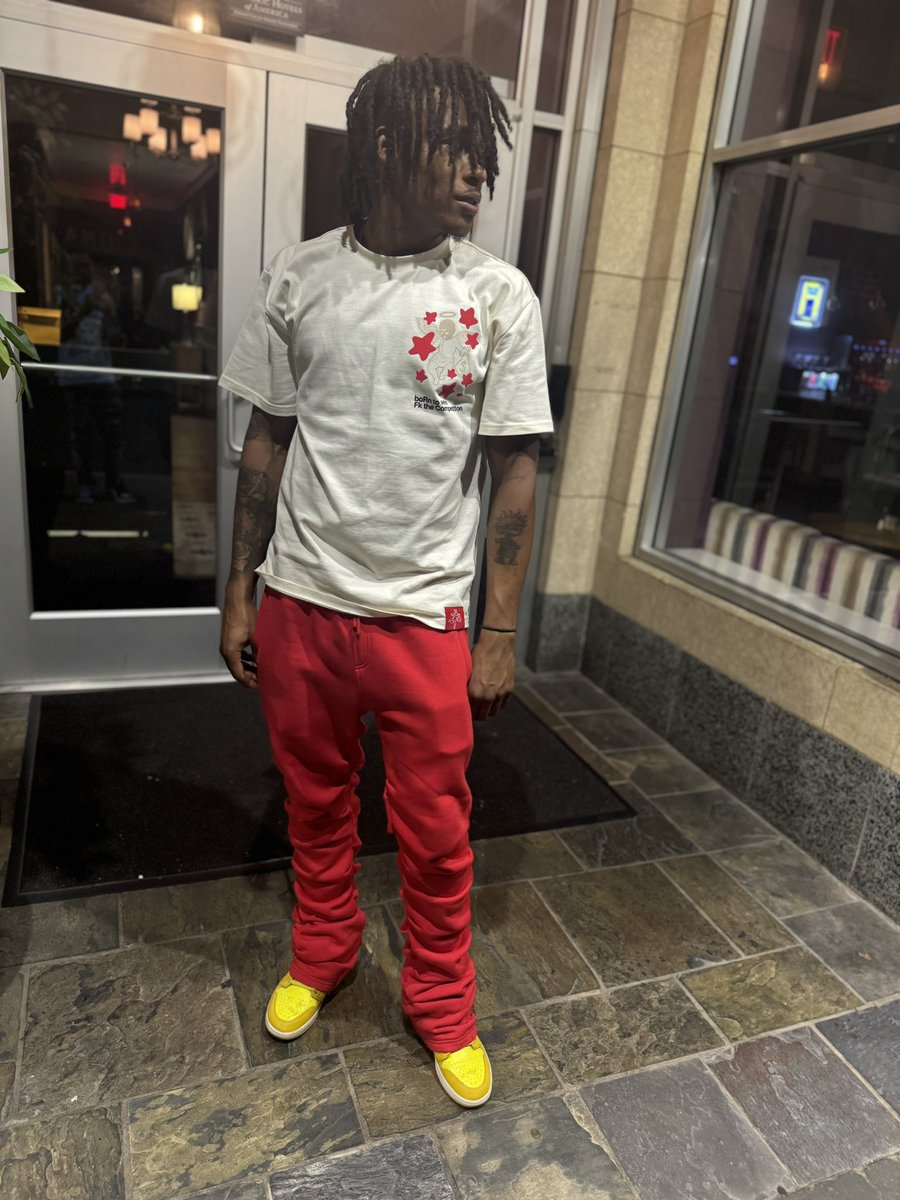 TaeFromThe205's tweet photo. How he do it 🤷🏾‍♂️ How he pulling up dripping like some fluid 🫗 https://t.co/yWQjjjFBsQ