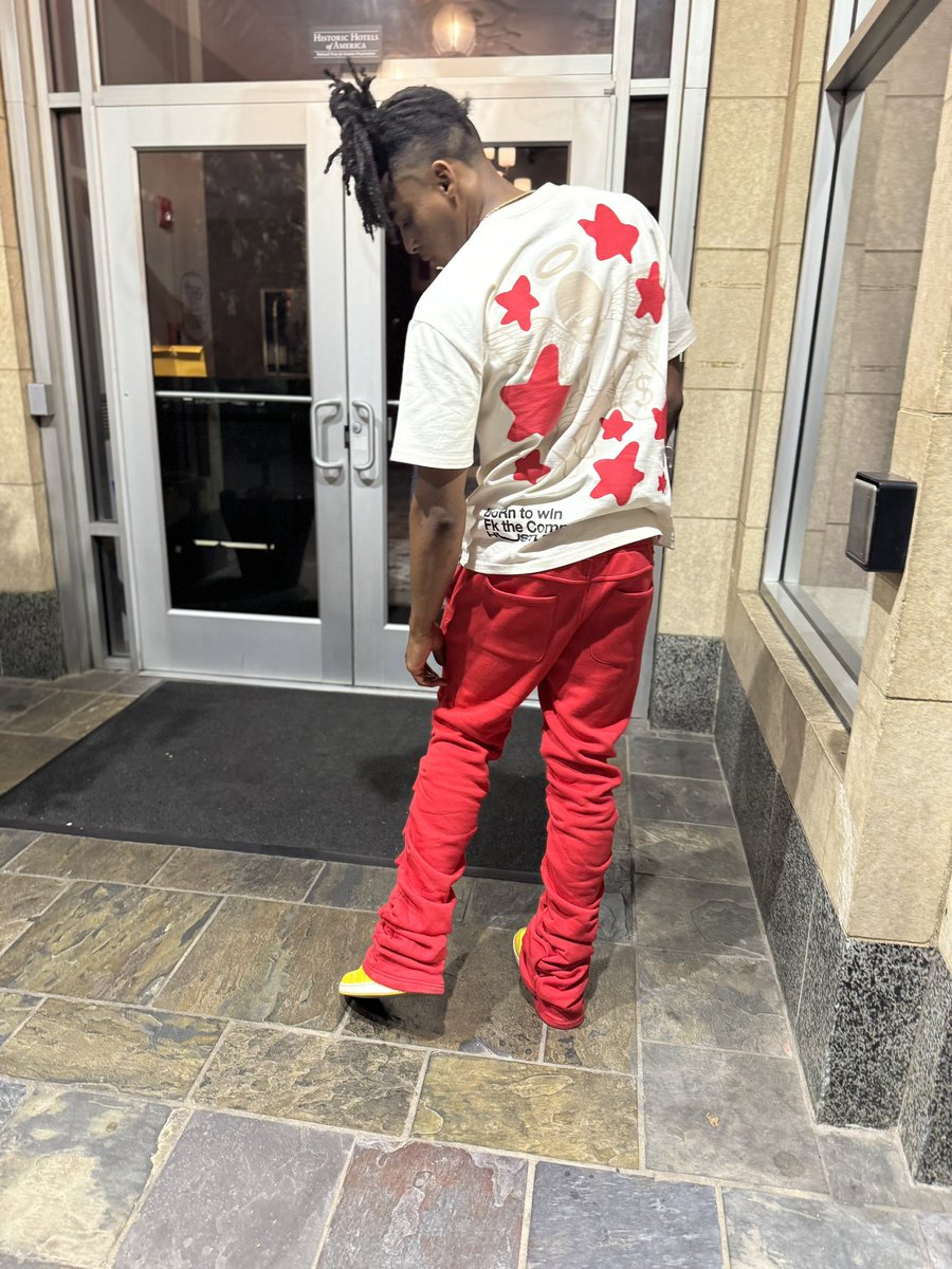TaeFromThe205's tweet photo. How he do it 🤷🏾‍♂️ How he pulling up dripping like some fluid 🫗 https://t.co/yWQjjjFBsQ