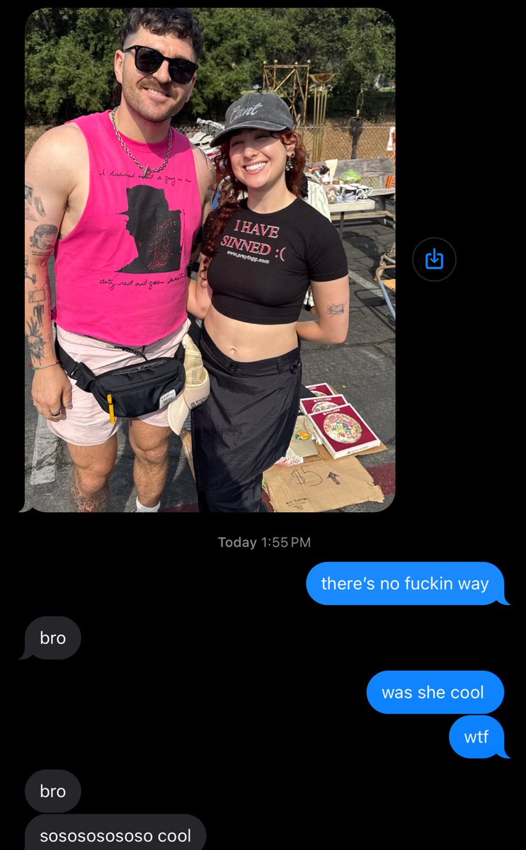 chrismelbz's tweet photo. when ur friend texts you stuff >>>> https://t.co/reQaPYwqkA