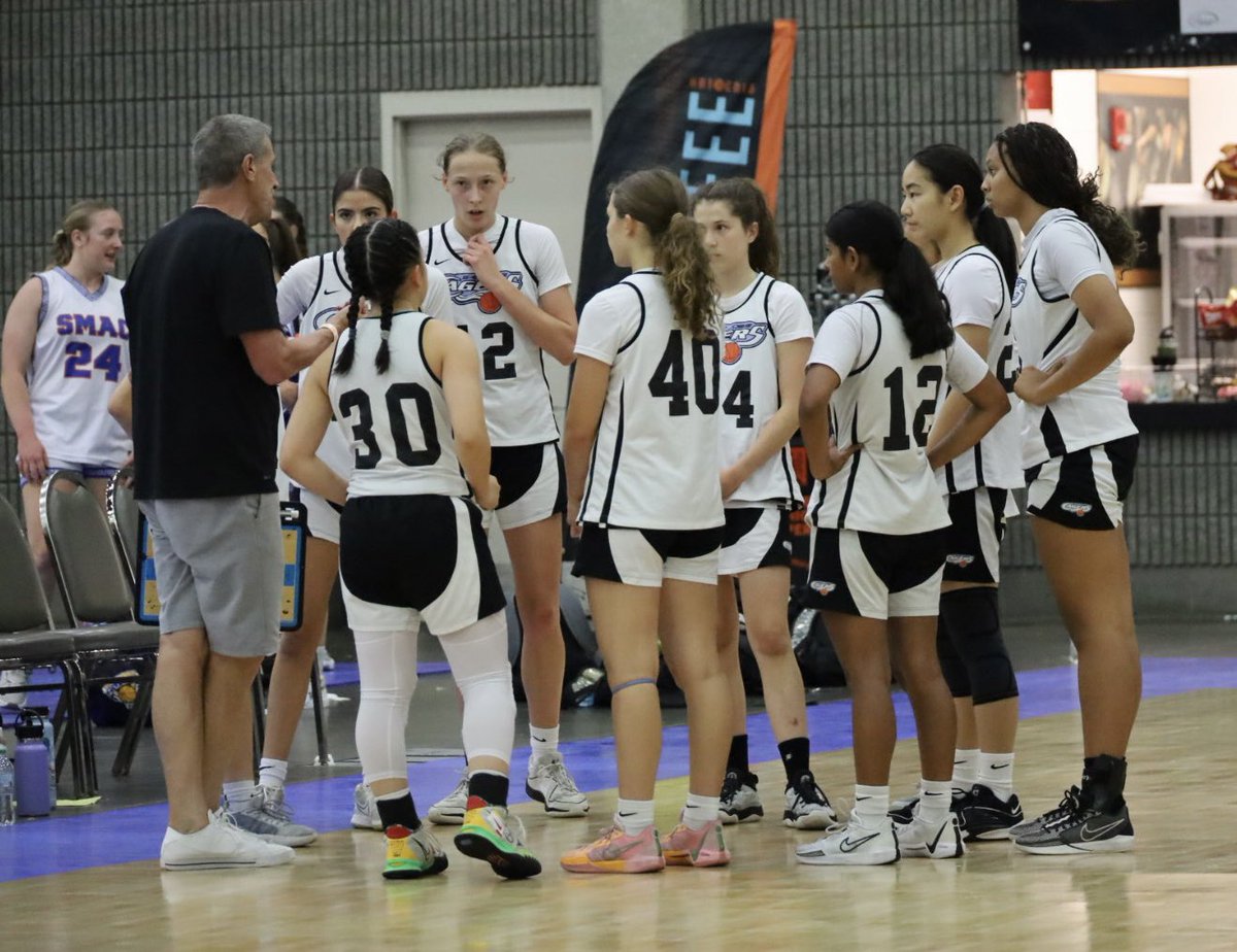 chan_suzy168's tweet photo. What an exciting game last night at the @TFNsRun4Roses and @Ohio_Basketball 

@SanJoseCagers Platinum Vs South Carolina future 17U @kyexpocenter 

#goCagers 👍🏀💪
#defense 

Thank you Coach @letsski and @maddys_studio for 🎥 https://t.co/2klavp6LxY