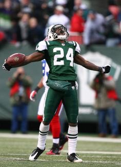 jets_stan's tweet photo. 🎉 A very happy birthday to a #JetLegend, Darrelle Revis!! He turns 39 today! One of the most prolific cornerbacks the league has ever seen and still the undisputed lock-down champion and Hall of Famer! #BleedGreen #NYJets #24 #revisisland
#HOFer https://t.co/qg45KV0l3q
