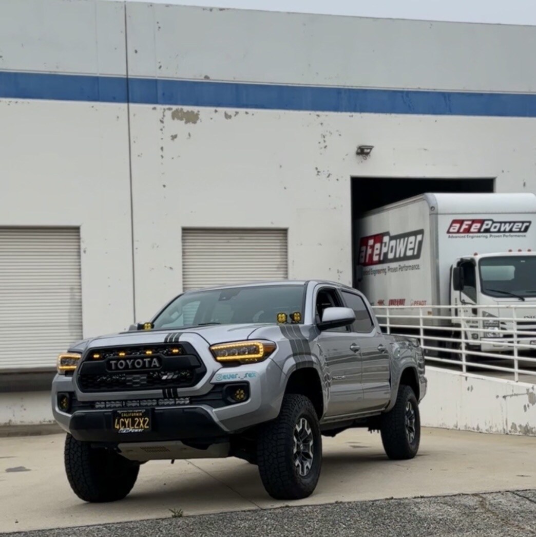 SuperSpringsInt's tweet photo. Everardo's unique 2020 @toyota Tacoma SR5 with a 4-cylinder engine stands out in the SoCal car community. From overlanding to drifting, this self-built Tacoma shines at every event. #JourneyBetter #ToyotaTacoma #CarCommunity #SumoSprings https://t.co/f2q8I5w2QU