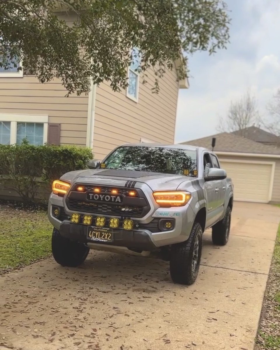 SuperSpringsInt's tweet photo. Everardo's unique 2020 @toyota Tacoma SR5 with a 4-cylinder engine stands out in the SoCal car community. From overlanding to drifting, this self-built Tacoma shines at every event. #JourneyBetter #ToyotaTacoma #CarCommunity #SumoSprings https://t.co/f2q8I5w2QU