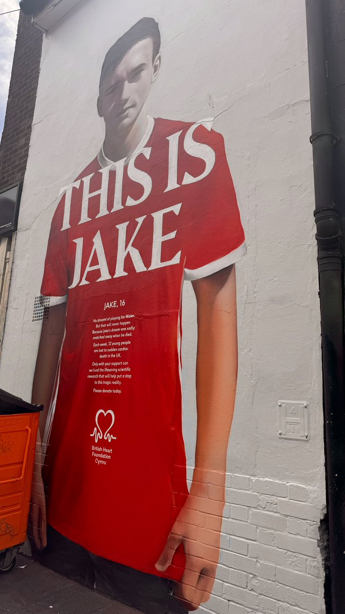 Fantastic campaign from <a href="/TheBHF/">British Heart Foundation</a> <a href="/BHFCymru/">BHF Cymru</a> - great to see right out side my office last week
