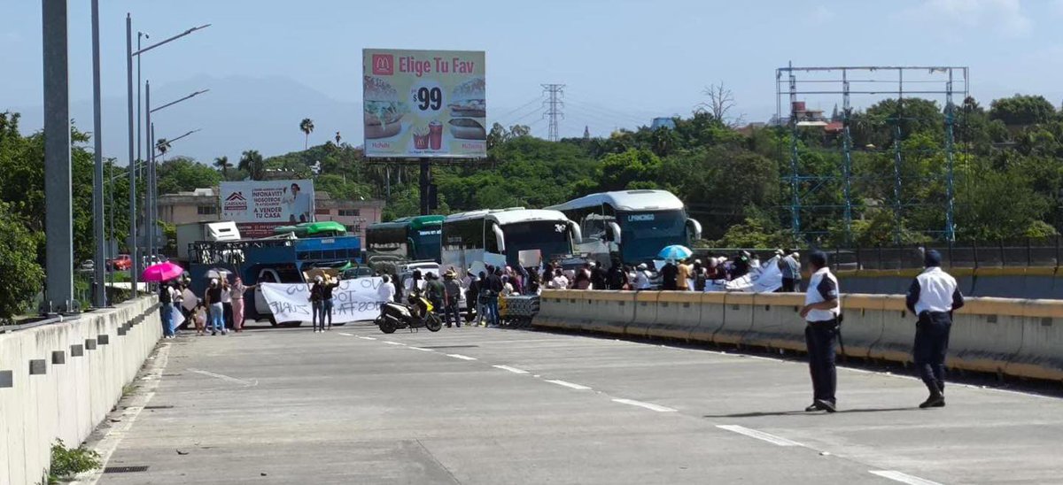 ExtraMorelos's tweet photo. #Vialidad | Continúa bloqueo en la Autopista Cuernavaca – Acapulco debido a una manifestación. Familiares y amigos de una joven desaparecida en Tlaltizapán piden ayuda para localizarla. https://t.co/bZdajVbafG