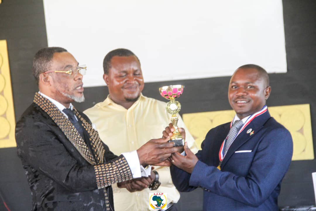 ajapafricaine1's tweet photo. L'AJAP rayonne à travers le monde: @nsengieric , Numéro 1 #AJAP vient de recevoir une trophée,médaille,certificat de la part de la Diaspora Chrétienne Internationale basée à #Londres en reconnaissanc de ses efforts &amp; l'apport exceptionnel ds le développement de la communauté https://t.co/hQbb1ZWgOo
