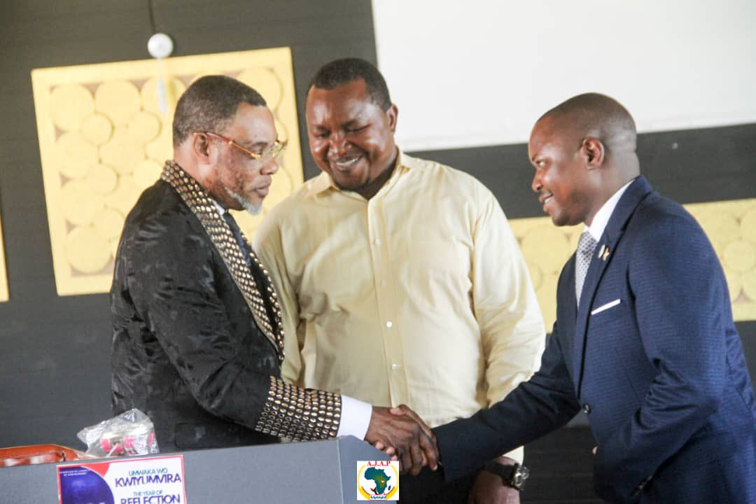ajapafricaine1's tweet photo. L'AJAP rayonne à travers le monde: @nsengieric , Numéro 1 #AJAP vient de recevoir une trophée,médaille,certificat de la part de la Diaspora Chrétienne Internationale basée à #Londres en reconnaissanc de ses efforts &amp; l'apport exceptionnel ds le développement de la communauté https://t.co/hQbb1ZWgOo