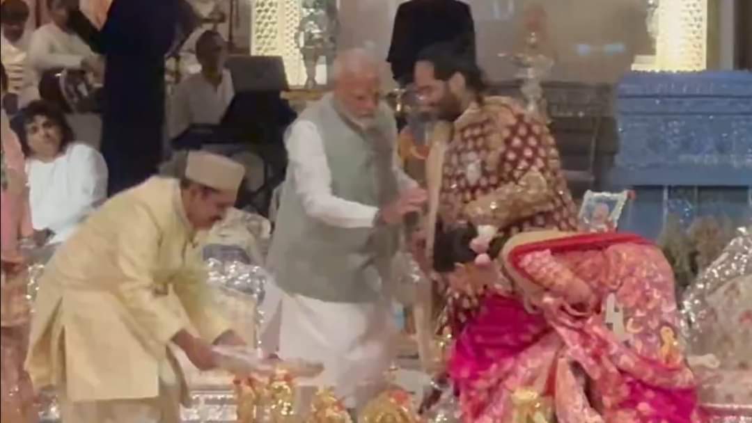 Pm Modi , अनंत अंबानी की शादी में पहुंच कर वर वधू को आशीर्वाद दिया। 

#VVIP #thegreatkhalidhaba #TheGreatKhali #ambaniwedding #anantambani #proharyanatv #marriage #BJPGovernment #NarendraModi
