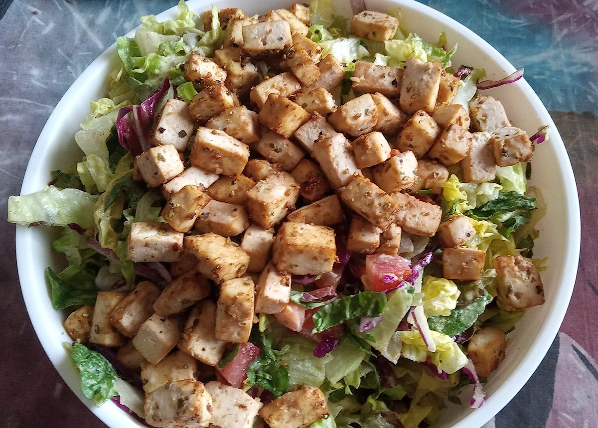 A big salad with air-fried tofu for lunch.
#PlantBased #HealthyFood #Salad