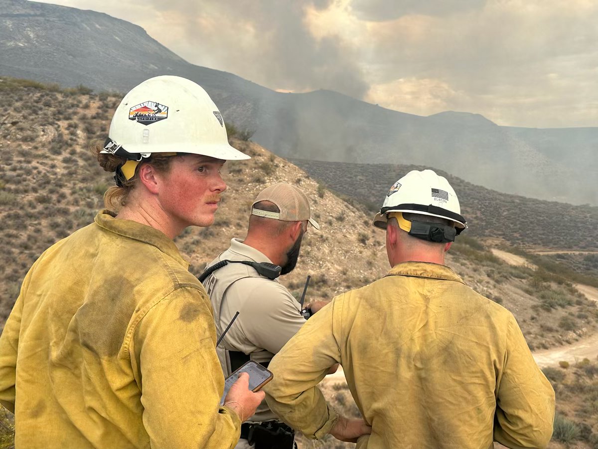UtahWildfire's tweet photo. #GraffPointFire update: Natural barriers are allowing firefighters to gain direct access and establish anchor points. However, a Red Flag Warning is in effect for the area, which will increase fire behavior. Evacuations and closures remain in effect for the fire area. #ffslkmg https://t.co/exEBdLbrb6