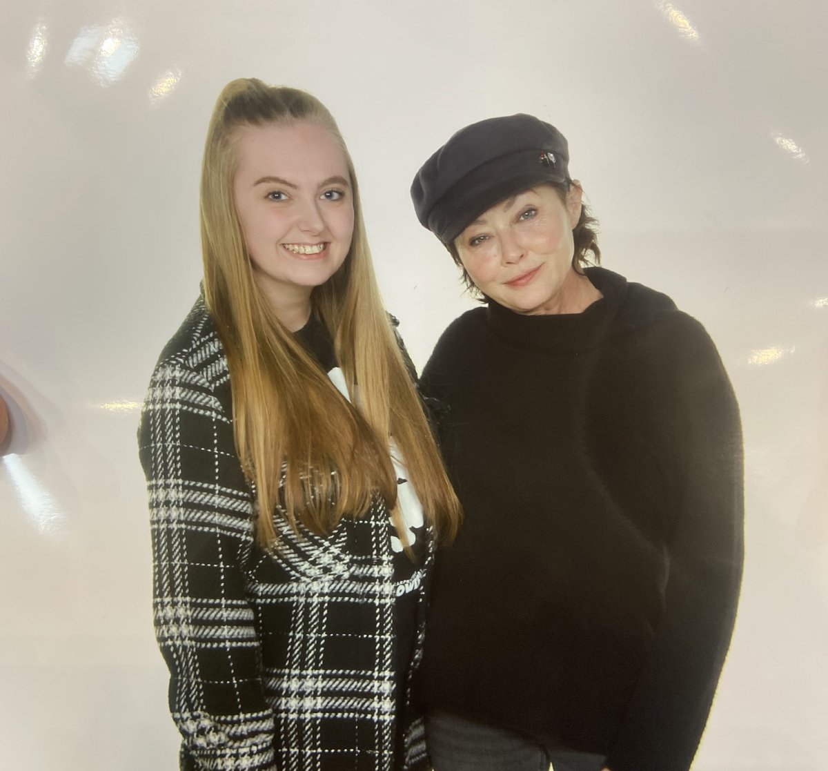 po3piper's tweet photo. // So fucking gutted to hear the news of Shannen’s passing. It was such an honour to meet her last year and she truly was so lovely even with everything going on for her. 

Rest in peace 🖤 https://t.co/Wyjrm5q0Bc